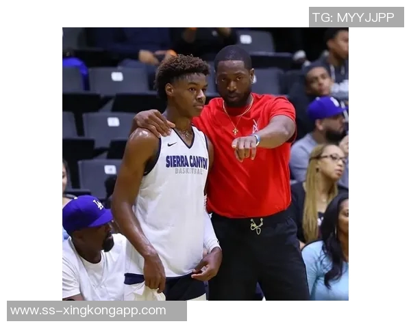 阿里纳斯谈布朗尼母亲与队友约会引发的调侃是否有更深层含义