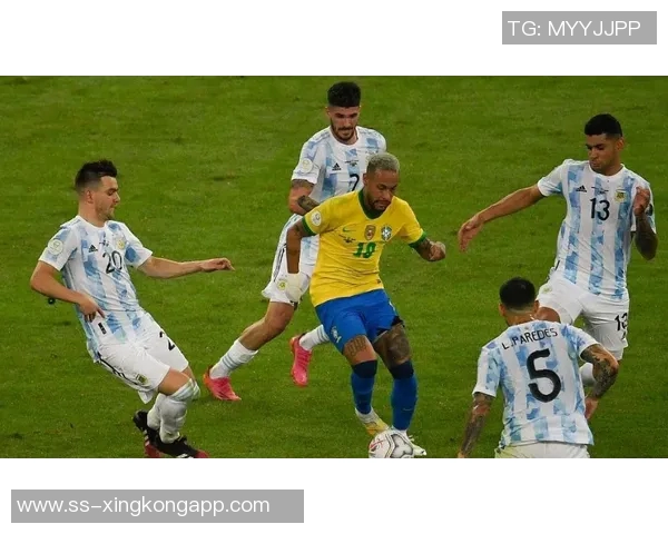 梅西合影时小球员被挤开德保罗出手推开不满插队者